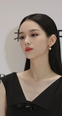 单身女服务员趴桌大哭_: 涉及人心的决策，是否需要深入反思？